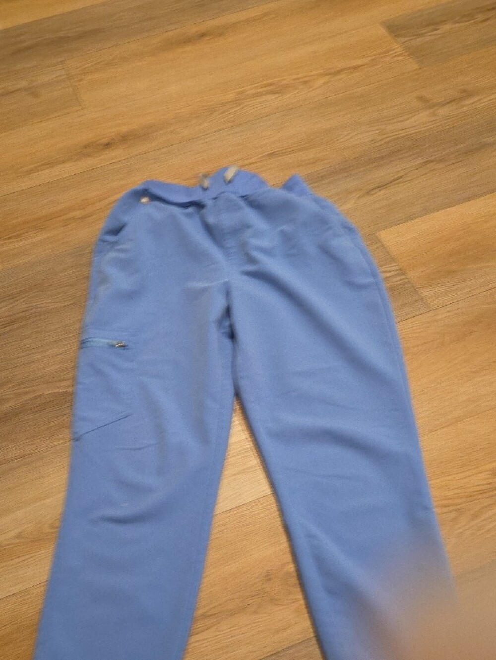Figs Light Blue V-Neck Scrub Set - Classic Sky Small Spot On Knee. See Pic - Picture 6 of 11